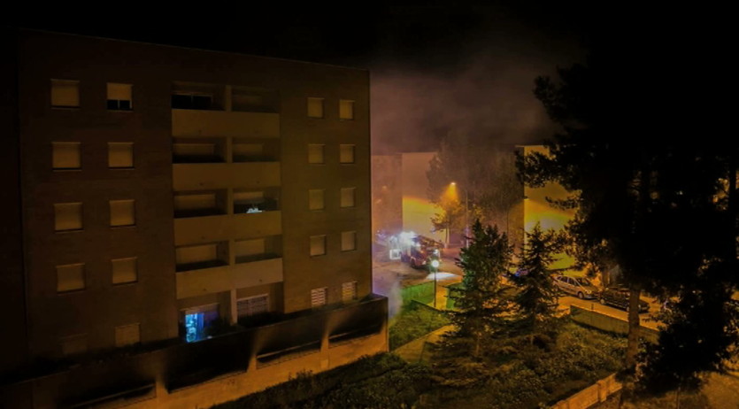 Ahir a la matinada es va produir un incendi en un cotxe dins d’un aparcament comunitari d’un bloc de vivendes al barri de l’Espirall