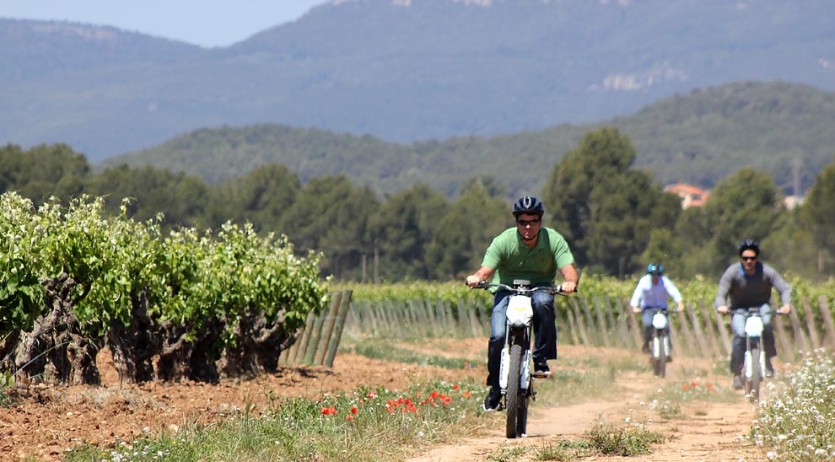 Una trentena de persones proven a la finca Nadal la nova moto-bike elèctrica de Bultaco
