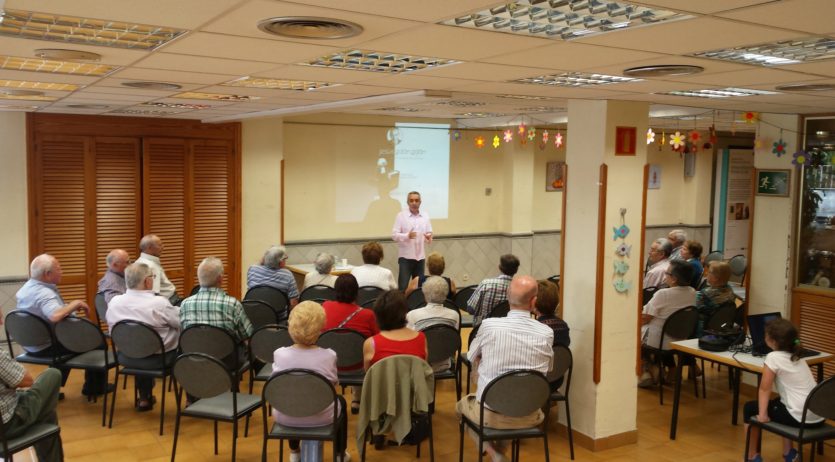 L’advocat Jesús Galán va oferir una xerrada al Casal Municipal de la Gent Gran de Sant Sadurní