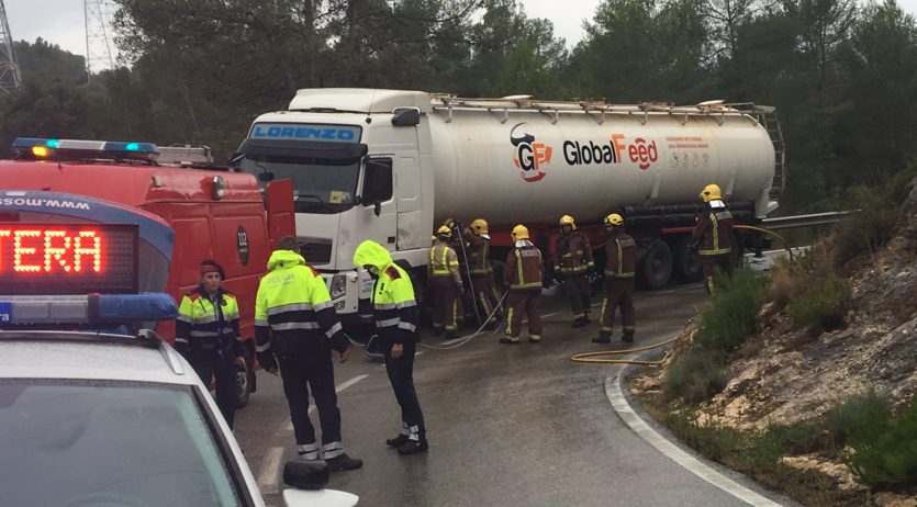 Un accident a la carretera BV-2411, a Olesa de Bonesvalls, ha obligat a tallar la calçada