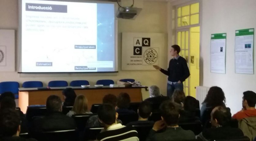 Un alumne de l’IES Milà i Fontanals triomfa en unes jornades sobre l’ensenyament de la química