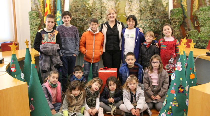 Alumnes de La Pau de Sant Sadurní lliuren cartes solidàries i arbres de Nadal a l’Ajuntament