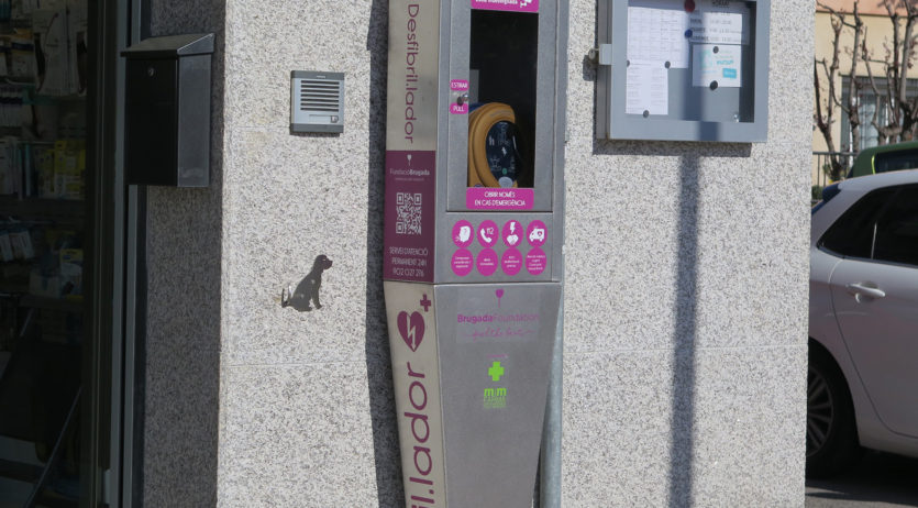 S’instal·la el primer aparell de cardioprotecció públic a Santa Margarida i els Monjos