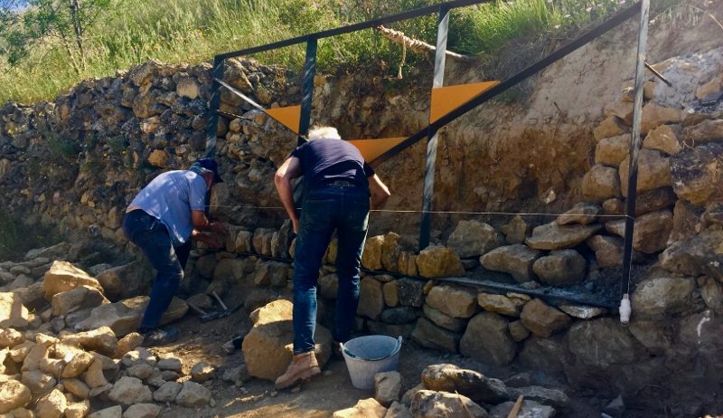 El Congrés d’Art, Paisatge Vitivinícola i Enoturisme reconstrueix un mur de pedra seca