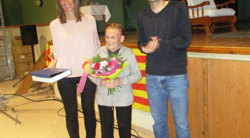 Claudina Marcè rep la distinció “Gent Gran amb mèrit” d’Olèrdola