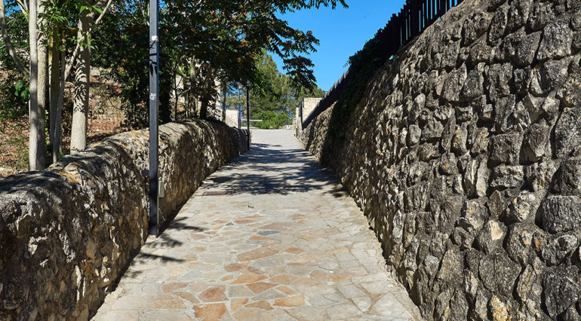 Una visitant de la Fira Medieval de Castellet denuncia la perillositat dels carrers quan plou