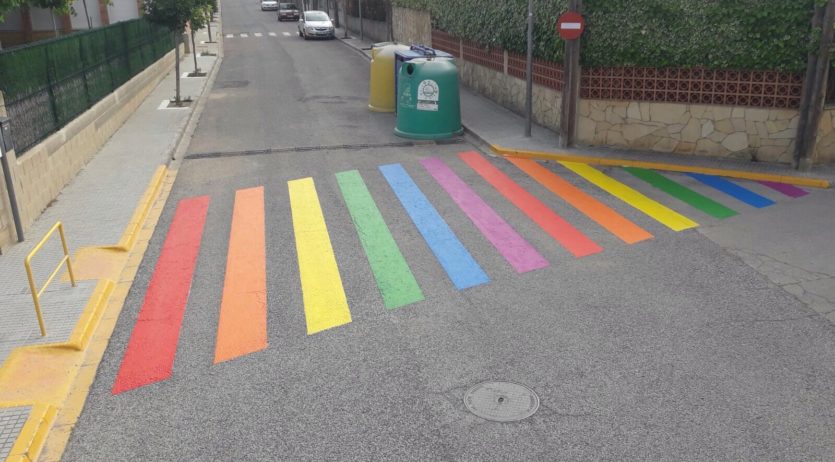 L’Ajuntament de Sant Martí converteix dos passos de vianants en la bandera LGTBI
