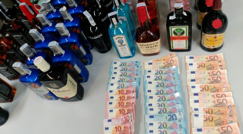 Detenen a Vilafranca dos homes per furt d’ampolles de begudes alcohòliques d’alta graduació