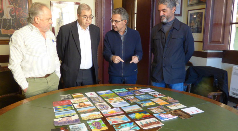 L’Ajuntament de Vilafranca rep una col·lecció de postals dels artistes de Firart