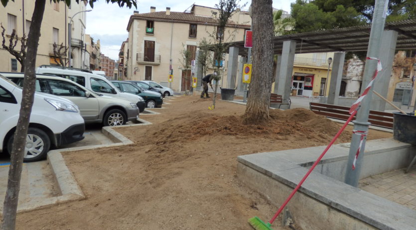S’iniciat les obres de condicionament i plantació als parterres de la plaça Milà i Fontanals