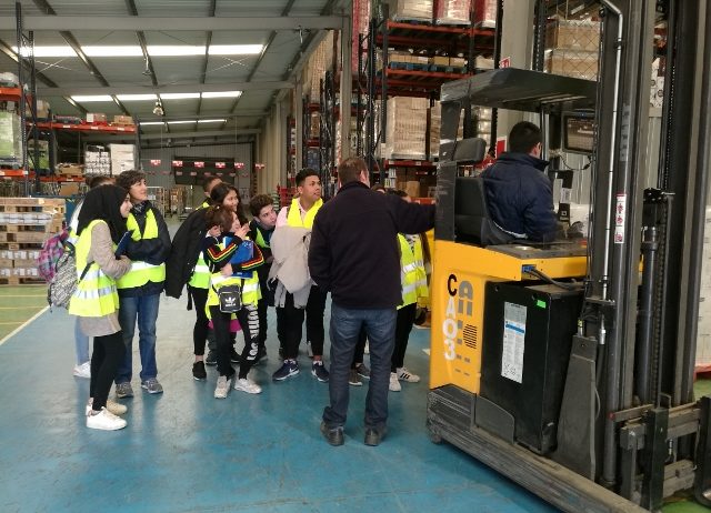 L’alumnat del PTT d’Auxiliar de vendes, oficina i atenció al públic visita l’empresa FACSA