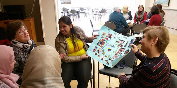 Els alumnes del Bàsic 2 practiquen el català amb els voluntaris del Casal de la Gent Gran
