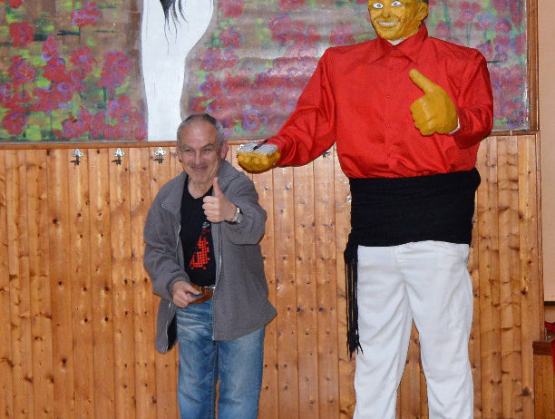 El ninot ‘Serafín’, símbol del 35è aniversari dels xicots, es donarà a Mas Albornà