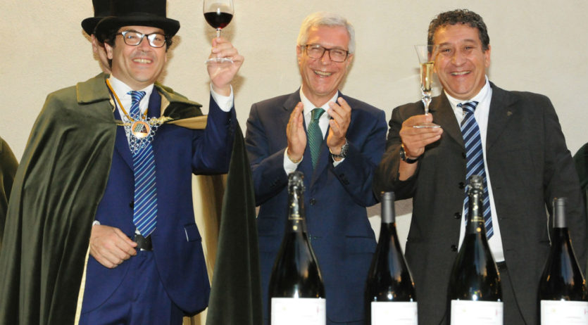 La Confraria del Cava homenatja Tarragona amb motiu dels Jocs Mediterranis