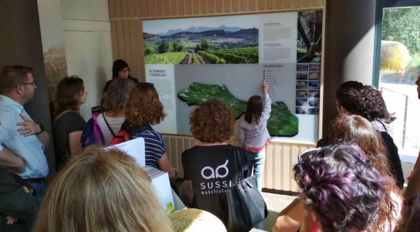 Alumnes de l’escola JJRàfols de Torrelavit fan de guies del Centre d’Interpretació de l’Aigua