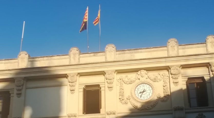 Una estelada dalt de l’ajuntament de Vilafranca, enlloc de la bandera espanyola