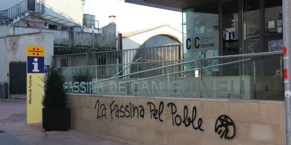 Han aparegut pintades i enganxada de cartells a La Fassina de Sant Sadurní