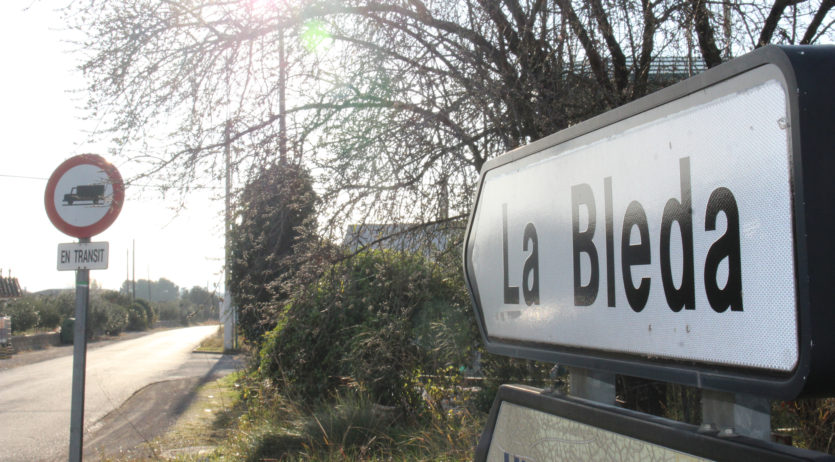 L’Ajuntament renova l’antiga senyalització viària de la carretera de la Bleda