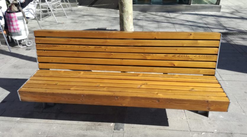Es restauren els bancs de la rambla de Sant Francesc de Vilafranca