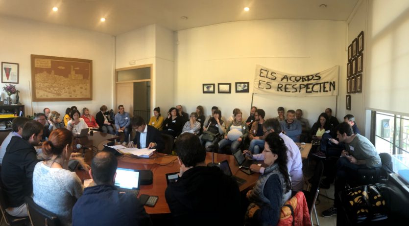 Els treballadors de l’Ajuntament d’Olèrdola assisteixen al ple municipal per protestar