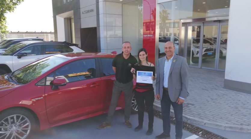 Aida Rivero rep els 3.000€ del premi del sector d’automoció sortejat durant les Fires de Maig