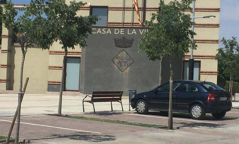 La pancarta i el llaç groc ja pengem de la façana de l’Ajuntament de Vilobí