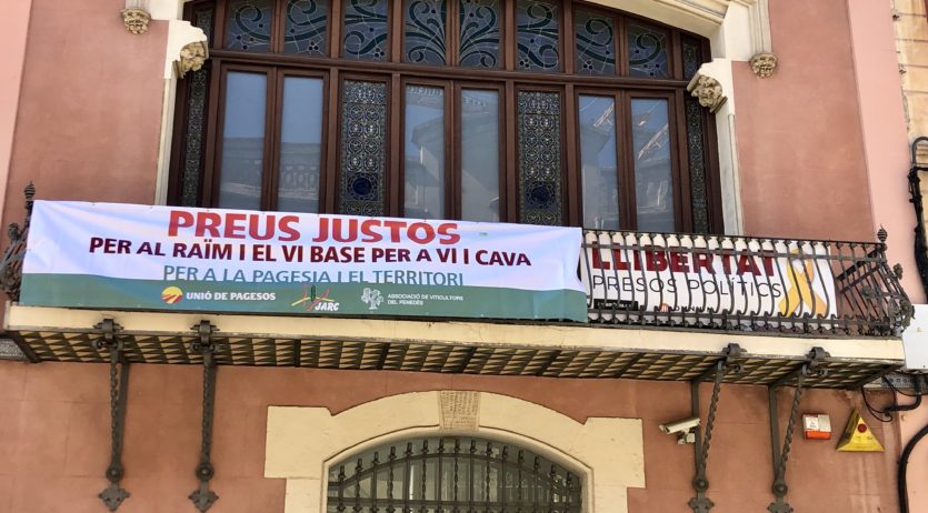 El Consell Comarcal penja una pancarta en suport a la pagesia davant els baixos preus del raïm