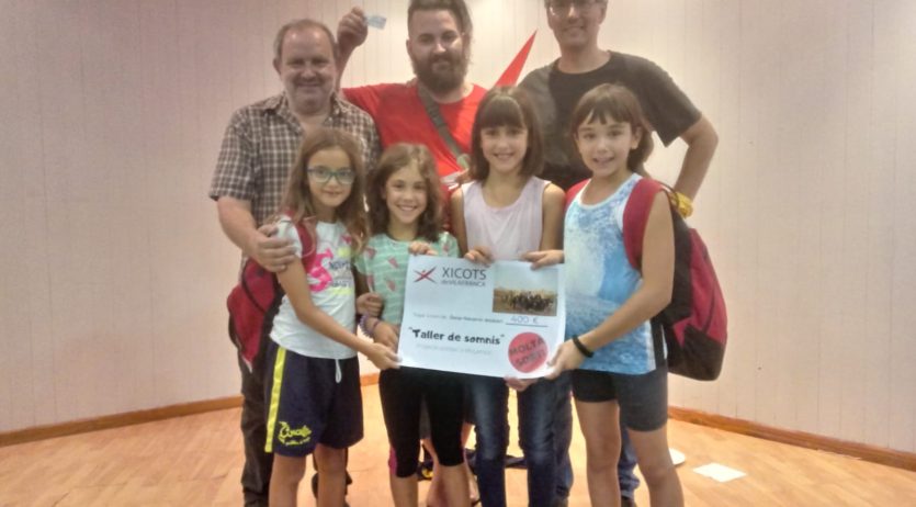 Els Xicots recullen 700 euros per al projecte solidari del pallasso “Anskari” i per Ampert