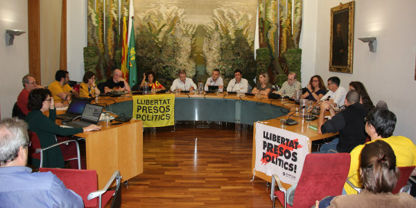 El ple de Sant Sadurní rebutja majoritàriament la sentència del TS contra els polítics catalans