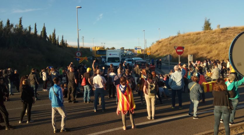 Un centenar de persones tallen la N-340 a l’alçada de Vilafranca