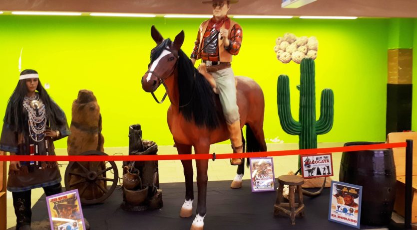 Superherois i cowboys als mercats municipals dins la campanya ‘Vilafranca, un comerç de cinema’