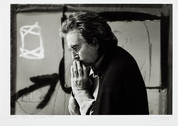 La sala dels Trinitaris acull la mostra fotogràfica ‘Mirada i gest. 50 artistes. 1977-2007’.
