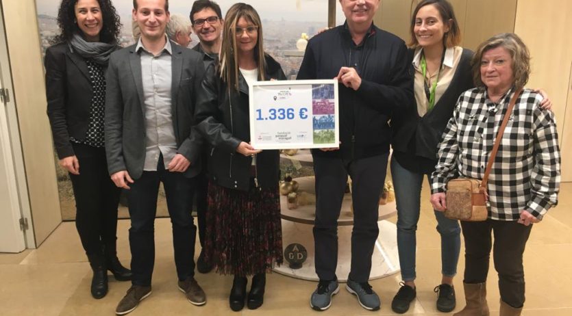 Es lliuren 1.300 euros a la Fundació Pasqual Maragall recaptats a la Mitja Petita de l’Espirall
