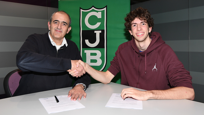 El Joventut anuncia la renovació del vilafranquí Adrià Domènech, format al Casal