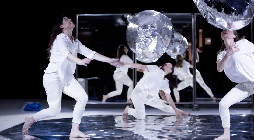 La dansa familiar de ‘Silver drops’ arriba aquest diumenge al Teatre Cal Bolet