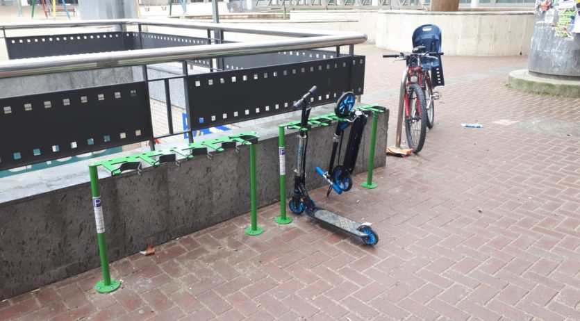 S’instal·len dos aparcaments de patinets a la plaça del Penedès