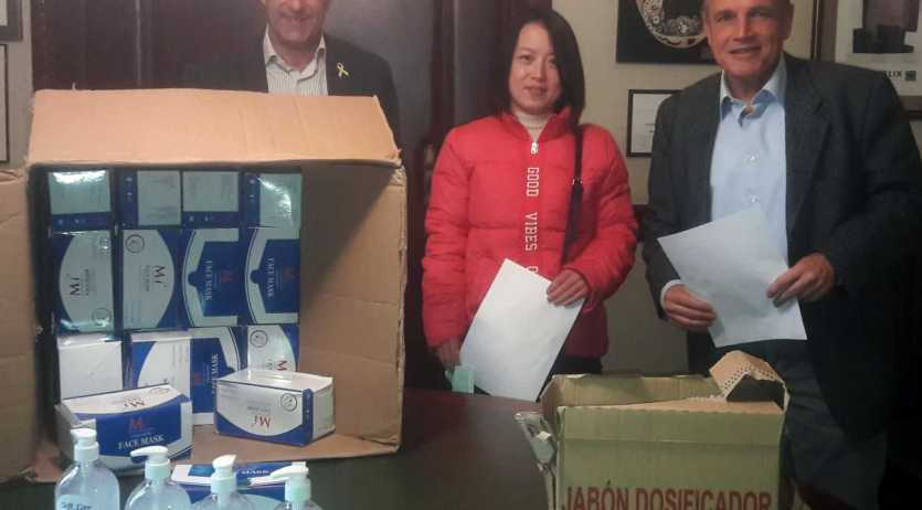 La comunitat xinesa de Vilafranca lliura mascaretes i flascons d’hidroalcohol a l’Ajuntament