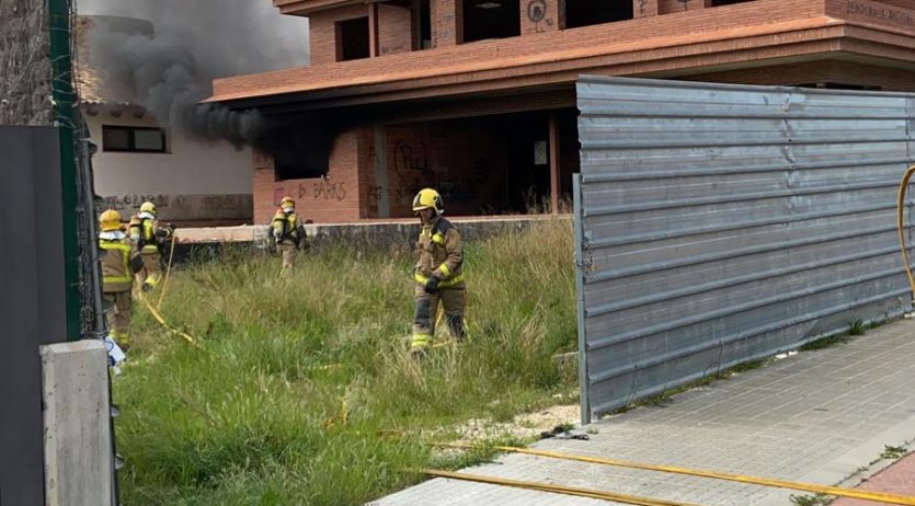 Un incendi crema en una casa a mig construir del Pla del Diable
