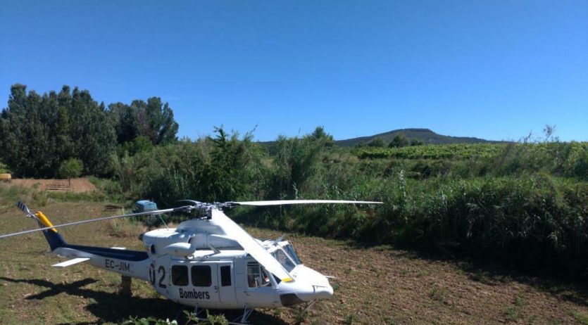 Un helicòpter dels bombers sobrevola Sant Pere Molanta buscant un senyor d’edat avançada