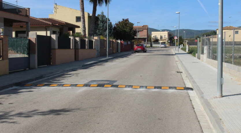 Bandes reductores de velocitat al carrer Bosquet de Sant Martí Sarroca