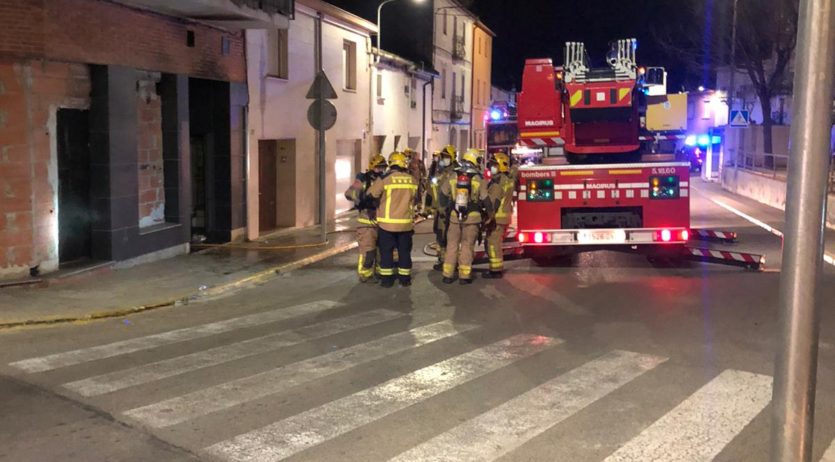 Un greu incendi agreuja els problemes d’inseguretat al bloc ocupat de la plaça de la Font