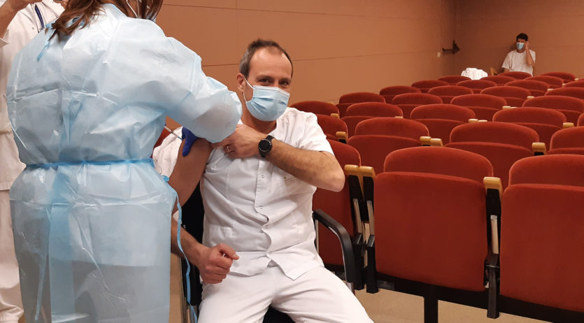 Vacunen contra la Covid-19 els professionals del Consorci Sanitari Alt Penedès-Garraf