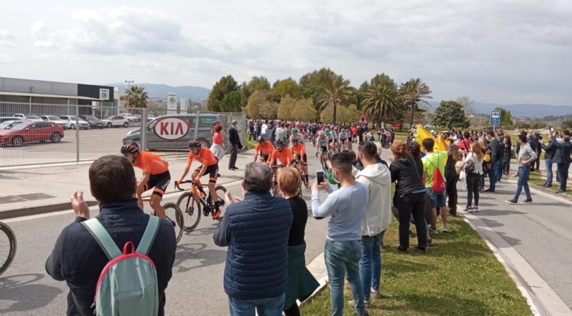 Gran expectació durant el pas de La Volta per Vilafranca del Penedès