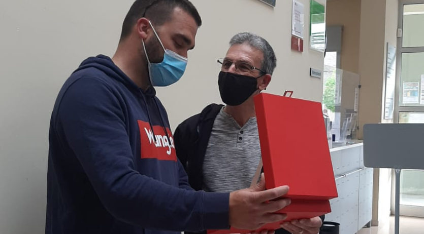 L’Ajuntament de Torrelles homenatja el carter municipal per la seva tasca durant 24 anys