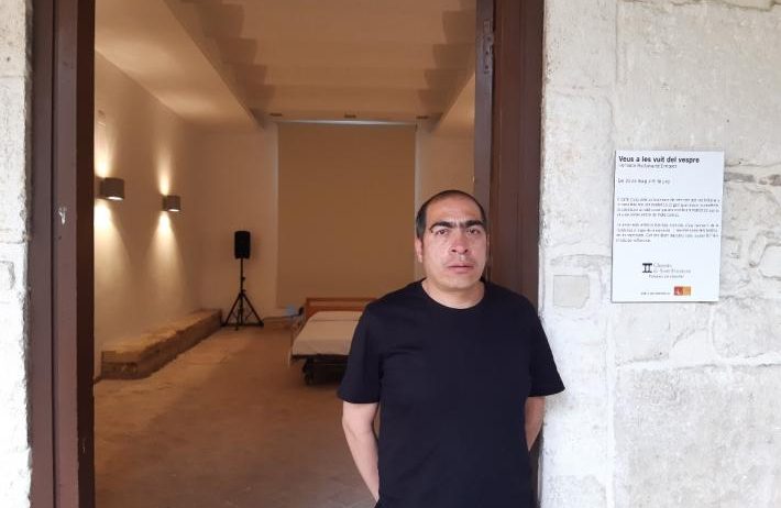 Fernando Bustamante mostra la seva visió de la pandèmia al claustre de Sant Francesc