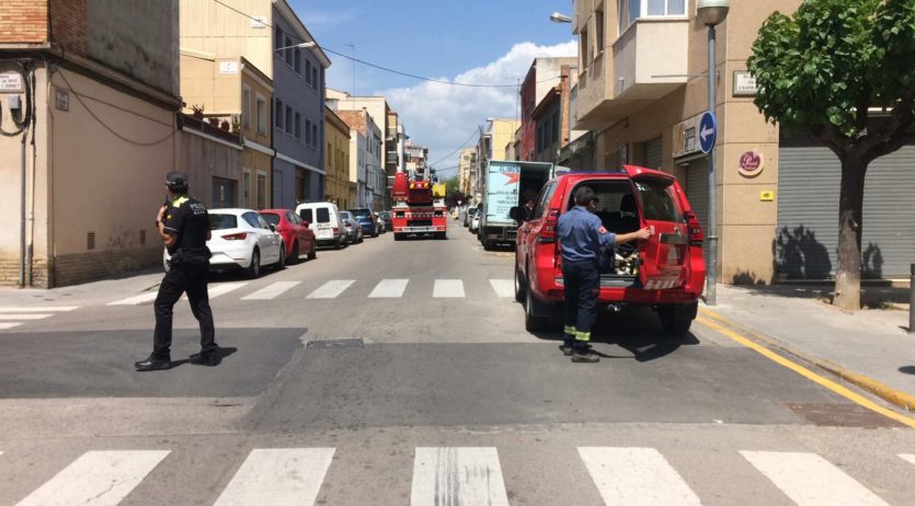L’incendi d’una pira de llenya en un pati interior ha requerit l’actuació dels bombers