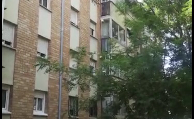 Un incendi en un edifici de la plaça Abat Blanch ha cremat totalment tres habitacions d’un pis