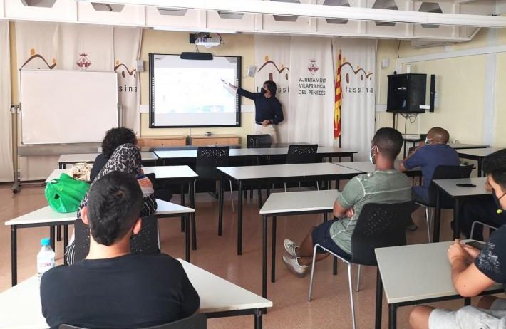 Formació pràctica pels alumnes del curs ‘Operacions Auxiliars de Magatzem’