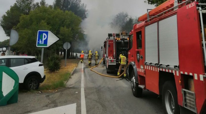 Cues a l’AP-7, a Subirats, per l’incendi d’un autobús en una àrea de descans