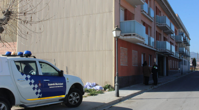 El bloc ocupat del carrer de la República de Sant Martí Sarroca ha quedat desallotjat